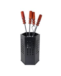 Set composto da 4 utensili manici in legno più contenitore, in ferro battuto verniciato 
a polvere. Dimensione cm. 18xH5