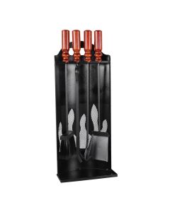 Set composto da 4 utensili con manici in legno più contenitore con decoro fiamma, in 
ferro battuto verniciato a polvere. Dimensione cm. 23xH60